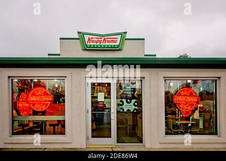 Krispy Kreme Donuts zeigt das Hot Now-Schild in den Fenstern, 28. November 2020, in Ocean Springs, Mississippi. Stockfoto