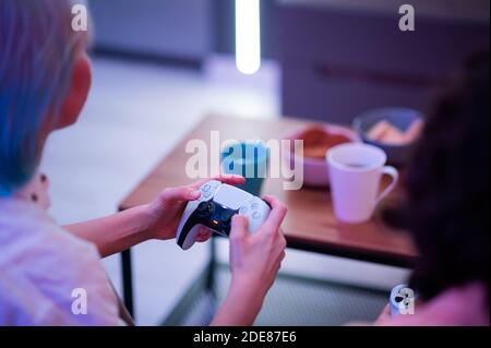 Moskau - November 28 2020: Frau hält neue Dualsense Controller Joystick von Sony PlayStation 5 Gaming-Konsole zu Hause. Spiele mit ihr spielen Stockfoto