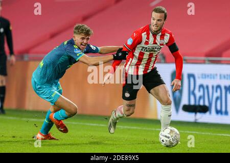 EINDHOVEN, NIEDERLANDE - NOVEMBER 29: Sven Mijnans von Sparta Rotterdam, Jorrit Hendrix vom PSV während des niederländischen Eredivisie-Spiels zwischen PSV und Sparta Stockfoto