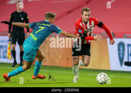 EINDHOVEN, NIEDERLANDE - NOVEMBER 29: Sven Mijnans von Sparta Rotterdam, Jorrit Hendrix vom PSV während des niederländischen Eredivisie-Spiels zwischen PSV und Sparta Stockfoto
