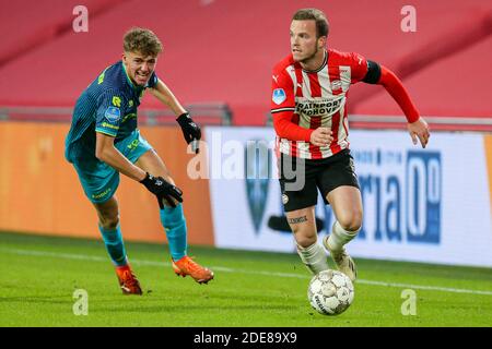EINDHOVEN, NIEDERLANDE - NOVEMBER 29: Sven Mijnans von Sparta Rotterdam, Jorrit Hendrix vom PSV während des niederländischen Eredivisie-Spiels zwischen PSV und Sparta Stockfoto