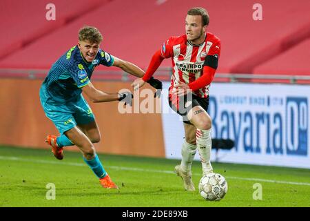 EINDHOVEN, NIEDERLANDE - NOVEMBER 29: Sven Mijnans von Sparta Rotterdam, Jorrit Hendrix vom PSV während des niederländischen Eredivisie-Spiels zwischen PSV und Sparta Stockfoto