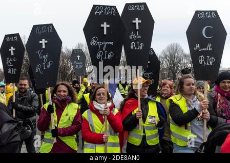 Etwa 7000 Menschen, die behaupten, Teil der Gelbwesten-Bewegung zu sein (Gilets Jaunes) marschierten in Paris, um gegen die Erhöhung der Steuern, die Lebenshaltungskosten, die Umsetzung des RIC (Referendum über die Bürgerinitiative) und für einige den Rücktritt von Präsident Emmanuel Macron zu protestieren. Die Prozession marschierte in aller Ruhe durch Paris und machte eine Schleife vom Place des Invalides, einige marginale Zusammenstöße zwischen Demonstranten und der Polizei fanden am Ende des marsches statt. Paris, Frankreich, 19. Januar 2019. Foto von Samuel Boivin/ABACAPRESS.COM Stockfoto