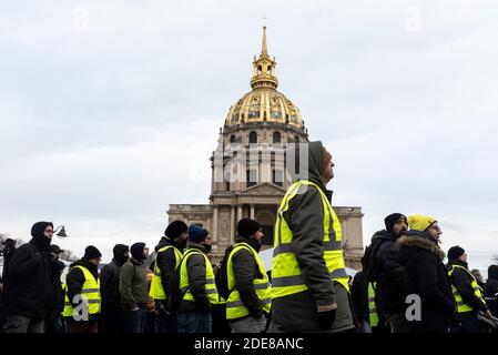 Etwa 7000 Menschen, die behaupten, Teil der Gelbwesten-Bewegung zu sein (Gilets Jaunes) marschierten in Paris, um gegen die Erhöhung der Steuern, die Lebenshaltungskosten, die Umsetzung des RIC (Referendum über die Bürgerinitiative) und für einige den Rücktritt von Präsident Emmanuel Macron zu protestieren. Die Prozession marschierte in aller Ruhe durch Paris und machte eine Schleife vom Place des Invalides, einige marginale Zusammenstöße zwischen Demonstranten und der Polizei fanden am Ende des marsches statt. Paris, Frankreich, 19. Januar 2019. Foto von Samuel Boivin/ABACAPRESS.COM Stockfoto