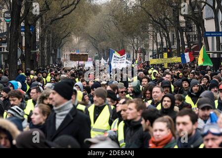 Etwa 7000 Menschen, die behaupten, Teil der Gelbwesten-Bewegung zu sein (Gilets Jaunes) marschierten in Paris, um gegen die Erhöhung der Steuern, die Lebenshaltungskosten, die Umsetzung des RIC (Referendum über die Bürgerinitiative) und für einige den Rücktritt von Präsident Emmanuel Macron zu protestieren. Die Prozession marschierte in aller Ruhe durch Paris und machte eine Schleife vom Place des Invalides, einige marginale Zusammenstöße zwischen Demonstranten und der Polizei fanden am Ende des marsches statt. Paris, Frankreich, 19. Januar 2019. Foto von Samuel Boivin/ABACAPRESS.COM Stockfoto