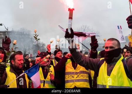 Etwa 7000 Menschen, die behaupten, Teil der Gelbwesten-Bewegung zu sein (Gilets Jaunes) marschierten in Paris, um gegen die Erhöhung der Steuern, die Lebenshaltungskosten, die Umsetzung des RIC (Referendum über die Bürgerinitiative) und für einige den Rücktritt von Präsident Emmanuel Macron zu protestieren. Die Prozession marschierte in aller Ruhe durch Paris und machte eine Schleife vom Place des Invalides, einige marginale Zusammenstöße zwischen Demonstranten und der Polizei fanden am Ende des marsches statt. Paris, Frankreich, 19. Januar 2019. Foto von Samuel Boivin/ABACAPRESS.COM Stockfoto