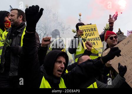 Etwa 7000 Menschen, die behaupten, Teil der Gelbwesten-Bewegung zu sein (Gilets Jaunes) marschierten in Paris, um gegen die Erhöhung der Steuern, die Lebenshaltungskosten, die Umsetzung des RIC (Referendum über die Bürgerinitiative) und für einige den Rücktritt von Präsident Emmanuel Macron zu protestieren. Die Prozession marschierte in aller Ruhe durch Paris und machte eine Schleife vom Place des Invalides, einige marginale Zusammenstöße zwischen Demonstranten und der Polizei fanden am Ende des marsches statt. Paris, Frankreich, 19. Januar 2019. Foto von Samuel Boivin/ABACAPRESS.COM Stockfoto