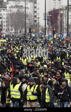 Etwa 7000 Menschen, die behaupten, Teil der Gelbwesten-Bewegung zu sein (Gilets Jaunes) marschierten in Paris, um gegen die Erhöhung der Steuern, die Lebenshaltungskosten, die Umsetzung des RIC (Referendum über die Bürgerinitiative) und für einige den Rücktritt von Präsident Emmanuel Macron zu protestieren. Die Prozession marschierte in aller Ruhe durch Paris und machte eine Schleife vom Place des Invalides, einige marginale Zusammenstöße zwischen Demonstranten und der Polizei fanden am Ende des marsches statt. Paris, Frankreich, 19. Januar 2019. Foto von Samuel Boivin/ABACAPRESS.COM Stockfoto