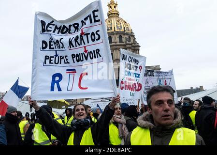 Etwa 7000 Menschen, die behaupten, Teil der Gelbwesten-Bewegung zu sein (Gilets Jaunes) marschierten in Paris, um gegen die Erhöhung der Steuern, die Lebenshaltungskosten, die Umsetzung des RIC (Referendum über die Bürgerinitiative) und für einige den Rücktritt von Präsident Emmanuel Macron zu protestieren. Die Prozession marschierte in aller Ruhe durch Paris und machte eine Schleife vom Place des Invalides, einige marginale Zusammenstöße zwischen Demonstranten und der Polizei fanden am Ende des marsches statt. Paris, Frankreich, 19. Januar 2019. Foto von Samuel Boivin/ABACAPRESS.COM Stockfoto