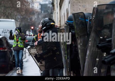 Etwa 7000 Menschen, die behaupten, Teil der Gelbwesten-Bewegung zu sein (Gilets Jaunes) marschierten in Paris, um gegen die Erhöhung der Steuern, die Lebenshaltungskosten, die Umsetzung des RIC (Referendum über die Bürgerinitiative) und für einige den Rücktritt von Präsident Emmanuel Macron zu protestieren. Die Prozession marschierte in aller Ruhe durch Paris und machte eine Schleife vom Place des Invalides, einige marginale Zusammenstöße zwischen Demonstranten und der Polizei fanden am Ende des marsches statt. Paris, Frankreich, 19. Januar 2019. Foto von Samuel Boivin/ABACAPRESS.COM Stockfoto