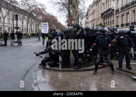 Etwa 7000 Menschen, die behaupten, Teil der Gelbwesten-Bewegung zu sein (Gilets Jaunes) marschierten in Paris, um gegen die Erhöhung der Steuern, die Lebenshaltungskosten, die Umsetzung des RIC (Referendum über die Bürgerinitiative) und für einige den Rücktritt von Präsident Emmanuel Macron zu protestieren. Die Prozession marschierte in aller Ruhe durch Paris und machte eine Schleife vom Place des Invalides, einige marginale Zusammenstöße zwischen Demonstranten und der Polizei fanden am Ende des marsches statt. Paris, Frankreich, 19. Januar 2019. Foto von Samuel Boivin/ABACAPRESS.COM Stockfoto