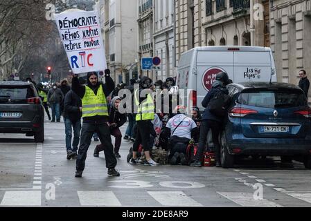 Etwa 7000 Menschen, die behaupten, Teil der Gelbwesten-Bewegung zu sein (Gilets Jaunes) marschierten in Paris, um gegen die Erhöhung der Steuern, die Lebenshaltungskosten, die Umsetzung des RIC (Referendum über die Bürgerinitiative) und für einige den Rücktritt von Präsident Emmanuel Macron zu protestieren. Die Prozession marschierte in aller Ruhe durch Paris und machte eine Schleife vom Place des Invalides, einige marginale Zusammenstöße zwischen Demonstranten und der Polizei fanden am Ende des marsches statt. Paris, Frankreich, 19. Januar 2019. Foto von Samuel Boivin/ABACAPRESS.COM Stockfoto