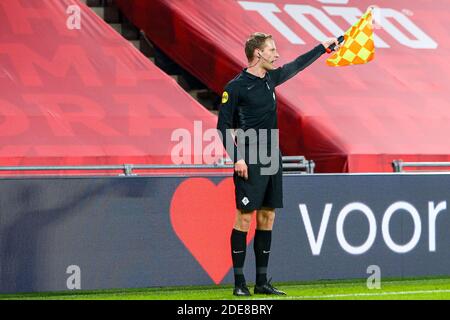 EINDHOVEN, NIEDERLANDE - NOVEMBER 29: Assistenzschiedsrichter Sjoerd Nanninga beim niederländischen Eredivisie-Spiel zwischen PSV und Sparta Rotterdam bei Philips Stockfoto