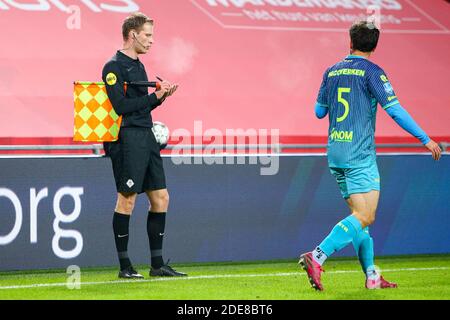 EINDHOVEN, NIEDERLANDE - NOVEMBER 29: Assistenzschiedsrichter Sjoerd Nanninga beim niederländischen Eredivisie-Spiel zwischen PSV und Sparta Rotterdam bei Philips Stockfoto