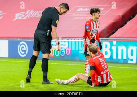 EINDHOVEN, NIEDERLANDE - NOVEMBER 29: Schiedsrichter Jeroen Manschot, Jorrit Hendrix vom PSV, Richie Ledezma vom PSV während des niederländischen Eredivisie-Spiels dazwischen Stockfoto