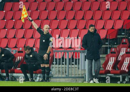 EINDHOVEN, NIEDERLANDE - NOVEMBER 29: Assistenzschiedsrichter Erik Kleinjan beim niederländischen Eredivisie-Spiel zwischen PSV und Sparta Rotterdam auf der Philips St. Stockfoto