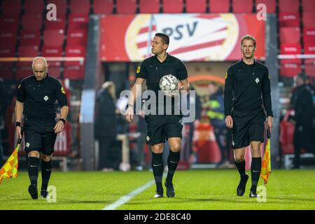 EINDHOVEN, NIEDERLANDE - NOVEMBER 29: Assistenzschiedsrichter Erik Kleinjan, Schiedsrichter Jeroen Manschot, Assistenzschiedsrichter Sjoerd Nanninga während der Niederländischen ere Stockfoto