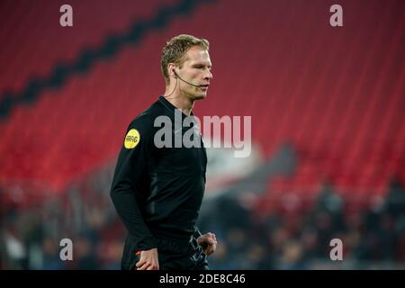 EINDHOVEN, NIEDERLANDE - NOVEMBER 29: Assistenzschiedsrichter Sjoerd Nanninga beim niederländischen Eredivisie-Spiel zwischen PSV und Sparta Rotterdam bei Philips Stockfoto