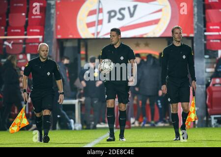 EINDHOVEN, NIEDERLANDE - NOVEMBER 29: Assistenzschiedsrichter Erik Kleinjan, Schiedsrichter Jeroen Manschot, Assistenzschiedsrichter Sjoerd Nanninga während der Niederländischen ere Stockfoto