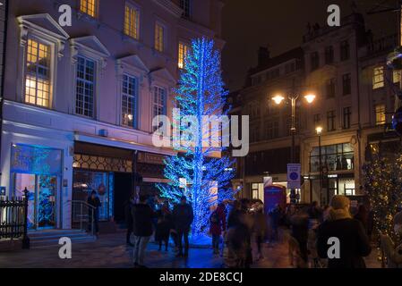 Weihnachten, Lichter 2020 Blue Neon Structure Tree LED Lighting Display Skulptur Public Street Art auf der South Molton Street, Westminster, London, W1K Stockfoto