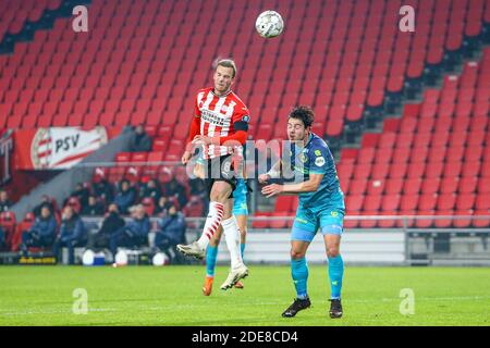 EINDHOVEN, NIEDERLANDE - NOVEMBER 29: Jorrit Hendrix vom PSV, Dirk Abels von Sparta Rotterdam während des niederländischen Eredivisie-Spiels zwischen PSV und Sparta R Stockfoto