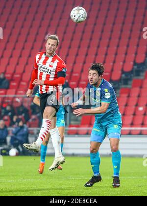 EINDHOVEN, NIEDERLANDE - NOVEMBER 29: Jorrit Hendrix vom PSV, Dirk Abels von Sparta Rotterdam während des niederländischen Eredivisie-Spiels zwischen PSV und Sparta R Stockfoto