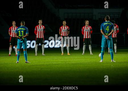 EINDHOVEN, NIEDERLANDE - NOVEMBER 29: Nick Viergever, Adrian Fein, Eran Zahavi, Jorrit Hendrix, Pablo Rosario während der Schweigeminute für Diego Marad Stockfoto