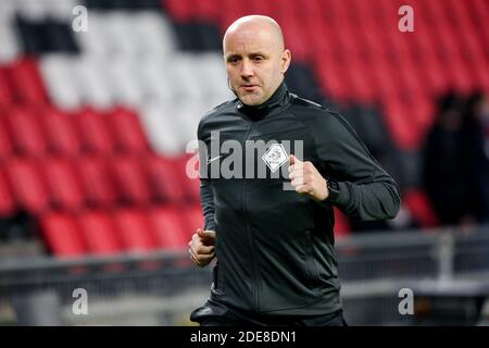 EINDHOVEN, NIEDERLANDE - NOVEMBER 29: Assistenzschiedsrichter Erik Kleinjan beim niederländischen Eredivisie-Spiel zwischen PSV und Sparta Rotterdam auf der Philips St. Stockfoto