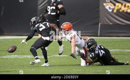 Jacksonville, Usa. November 2020. Browns Tight End Harrison Bryant (88) fummelt in den ersten Minuten des dritten Quartals, als die Cleveland Browns gegen die Jaguare auf dem TIAA Bank Field in Jacksonville, Florida am Sonntag, 29. November 2020 konkurrieren. Die Browns besiegten die Jaguare 27-25. Foto von Joe Marino/UPI Kredit: UPI/Alamy Live Nachrichten Stockfoto