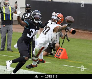 Jacksonville, Usa. November 2020. Browns Wide Receiver Jarvis Landry (80) verpasst im ersten Quartal einen Pass, als die Cleveland Browns am Sonntag, 29. November 2020, auf dem TIAA Bank Field in Jacksonville, Florida, gegen die Jaguare antreten. Die Browns besiegten die Jaguare 27-25. Foto von Joe Marino/UPI Kredit: UPI/Alamy Live Nachrichten Stockfoto