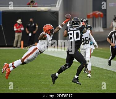 Jacksonville, Usa. November 2020. Bears Olivier Vernon (54) blockiert einen Pass, während die Cleveland Browns am Sonntag, den 29. November 2020, auf dem TIAA Bank Field in Jacksonville, Florida, gegen die Jaguare antreten. Die Browns besiegten die Jaguare 27-25. Foto von Joe Marino/UPI Kredit: UPI/Alamy Live Nachrichten Stockfoto