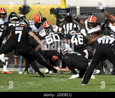 Jacksonville, Usa. November 2020. Jacksonville Jaguars Kicker Aldrick Rosas (7) schießt ein Feldtor als die Cleveland Browns gegen die Jaguars auf dem TIAA Bank Feld in Jacksonville, Florida am Sonntag, 29. November 2020 konkurrieren. Die Browns besiegten die Jaguare 27-25. Foto von Joe Marino/UPI Kredit: UPI/Alamy Live Nachrichten Stockfoto