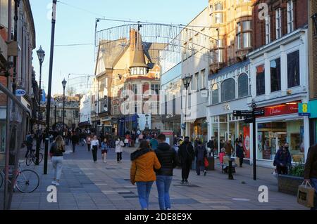 Leute, die am Tag vor der zweiten COVID-19-Sperrung im Hauptbezirk einkaufen. Lincoln. Lincolnshire, Stockfoto