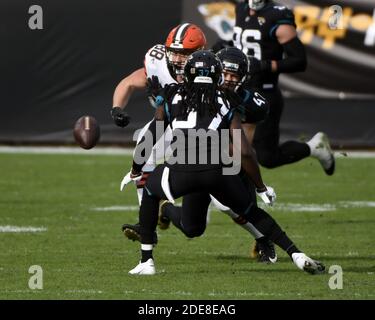 Jacksonville, Usa. November 2020. Browns Tight End Harrison Bryant fummelt den Ball in den ersten Minuten des dritten Quartals, als die Cleveland Browns gegen die Jaguare auf dem TIAA Bank Field in Jacksonville, Florida am Sonntag, 29. November 2020 konkurrieren. Die Browns besiegten die Jaguare 27-25. Foto von Joe Marino/UPI Kredit: UPI/Alamy Live Nachrichten Stockfoto