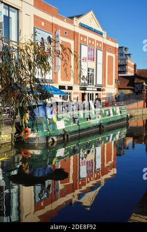 Waterside Shopping Centre mit einem Lastkahn auf dem Fluss Witham im Stadtzentrum. Lincoln. Lincolnshire, Stockfoto