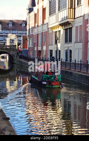Menschen, die auf einem Schmalboot fahren, fahren entlang des Flusses Witham in der Stadt. Lincoln. Lincolnshire, Stockfoto