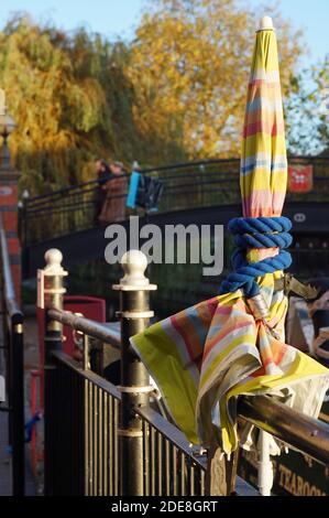 Altes Stahlgeländer mit dekorativen Bootsankern am Witham Fluss und Fußgängerbrücke im Hintergrund. Lincoln. Lincolnshire, Stockfoto