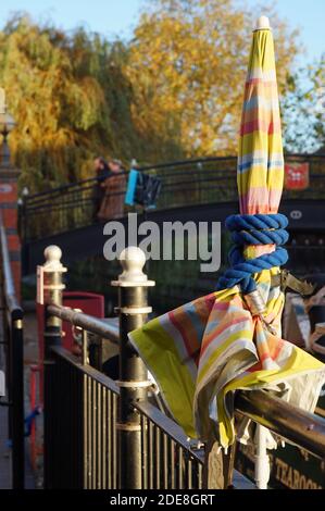 Stahlgeländer mit dekorativen Bootsankern am Flussufer Witham und Fußgängerbrücke im Hintergrund. Lincoln. Lincolnshire, Stockfoto