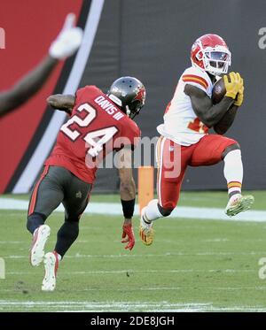 Tampa, Usa. November 2020. Kansas City Chiefs' Tyreek Hill fängt einen Touchdown Pass unter Druck von Tampa Bay Buccaneers Ecke zurück Carlton Davis III während der ersten Hälfte im Raymond James Stadium in Tampa, Florida am Sonntag, 29. November 2020. Foto von Steve Nesius/UPI Kredit: UPI/Alamy Live Nachrichten Stockfoto