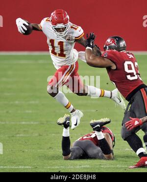Tampa, Usa. November 2020. Demarcus Robinson (11) von Kansas City Chiefs springt über Ross Cockrell von Tampa Bay Buccaneers' für zusätzliche Meter unter dem Druck von Ndamukong Suh (93) von Tampa Bay während der ersten Hälfte im Raymond James Stadium in Tampa, Florida, am Sonntag, den 29. November 2020. Foto von Steve Nesius/UPI Kredit: UPI/Alamy Live Nachrichten Stockfoto