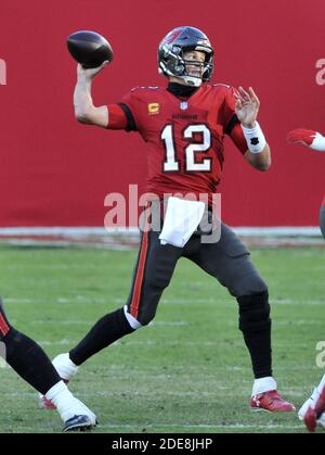 Tampa, Usa. November 2020. Tampa Bay Buccaneers Quarterback Tom Brady geht gegen die Kansas City Chiefs während der ersten Hälfte im Raymond James Stadium in Tampa, Florida am Sonntag, 29. November 2020. Foto von Steve Nesius/UPI Kredit: UPI/Alamy Live Nachrichten Stockfoto