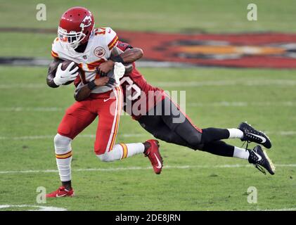 Tampa, Usa. November 2020. Kansas City Chiefs mit Empfänger Mecole Hardman zieht die Ecke der Tampa Bay Buccaneers zurück Ross Cockerell (R) nach einem Empfang während der ersten Hälfte im Raymond James Stadium in Tampa, Florida am Sonntag, den 29. November 2020. Foto von Steve Nesius/UPI Kredit: UPI/Alamy Live Nachrichten Stockfoto