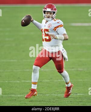 Tampa, Usa. November 2020. Kansas City Chiefs Quarterback Patrick Mahomes kriecht während der ersten Hälfte gegen die Tampa Bay Buccaneers im Raymond James Stadium in Tampa, Florida am Sonntag, 29. November 2020. Foto von Steve Nesius/UPI Kredit: UPI/Alamy Live Nachrichten Stockfoto