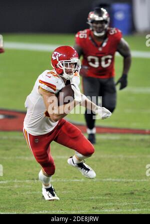 Tampa, Usa. November 2020. Kansas City Chiefs Tight End Travis Keice (87) läuft nach einem Empfang während der ersten Hälfte im Raymond James Stadium in Tampa, Florida am Sonntag, 29. November 2020. Foto von Steve Nesius/UPI Kredit: UPI/Alamy Live Nachrichten Stockfoto