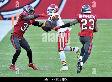 Tampa, Usa. November 2020. Jordan Whitehead (33) und Sean Murphy-Bunting (23) von Tampa Bay Buccaneers halten in der ersten Hälfte des Raymond James Stadions in Tampa, Florida, am Sonntag, den 29. November 2020, den Empfänger Tireek Hill von Kansas City Chiefs an. Foto von Steve Nesius/UPI Kredit: UPI/Alamy Live Nachrichten Stockfoto