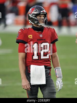 Tampa, Usa. November 2020. Tampa Bay Buccaneers Quarterback Tom Brady schaut in Richtung der Anzeigetafel nach einem Strafaufruf während der ersten Hälfte gegen die Kansas City Chiefs im Raymond James Stadium in Tampa, Florida am Sonntag, 29. November 2020. Foto von Steve Nesius/UPI Kredit: UPI/Alamy Live Nachrichten Stockfoto