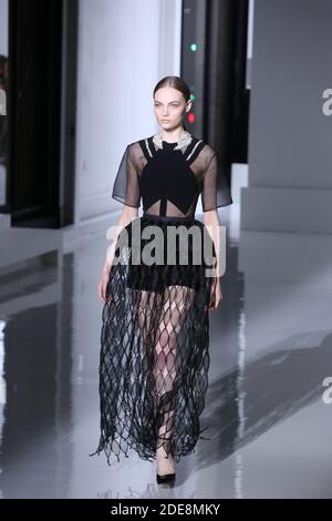 Ein Model läuft auf der Piste während der Givenchy Spring Summer 2019 Show im Rahmen der Paris Fashion Week am 22. Januar 2019 in Paris, Frankreich. Foto von Jerome Domine/ABACAPRESS.COM Stockfoto