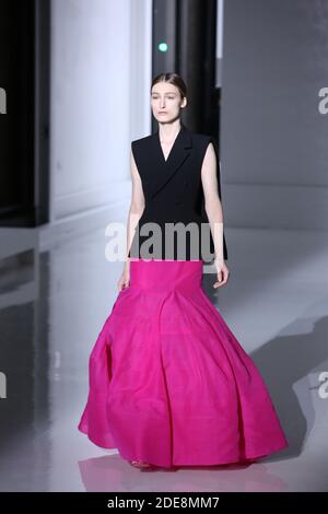 Ein Model läuft auf der Piste während der Givenchy Spring Summer 2019 Show im Rahmen der Paris Fashion Week am 22. Januar 2019 in Paris, Frankreich. Foto von Jerome Domine/ABACAPRESS.COM Stockfoto