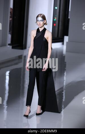 Ein Model läuft auf der Piste während der Givenchy Spring Summer 2019 Show im Rahmen der Paris Fashion Week am 22. Januar 2019 in Paris, Frankreich. Foto von Jerome Domine/ABACAPRESS.COM Stockfoto