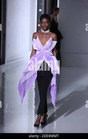 Ein Model läuft auf der Piste während der Givenchy Spring Summer 2019 Show im Rahmen der Paris Fashion Week am 22. Januar 2019 in Paris, Frankreich. Foto von Jerome Domine/ABACAPRESS.COM Stockfoto